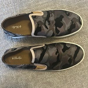 Never worn women’s Olukai shoes size 9